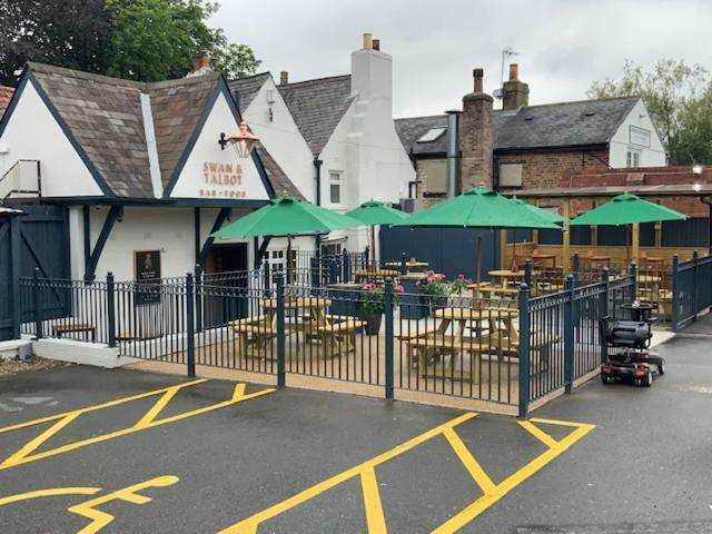 Swan & Talbot Inn 韦瑟比 外观 照片