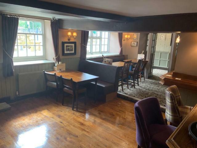 Swan & Talbot Inn 韦瑟比 外观 照片